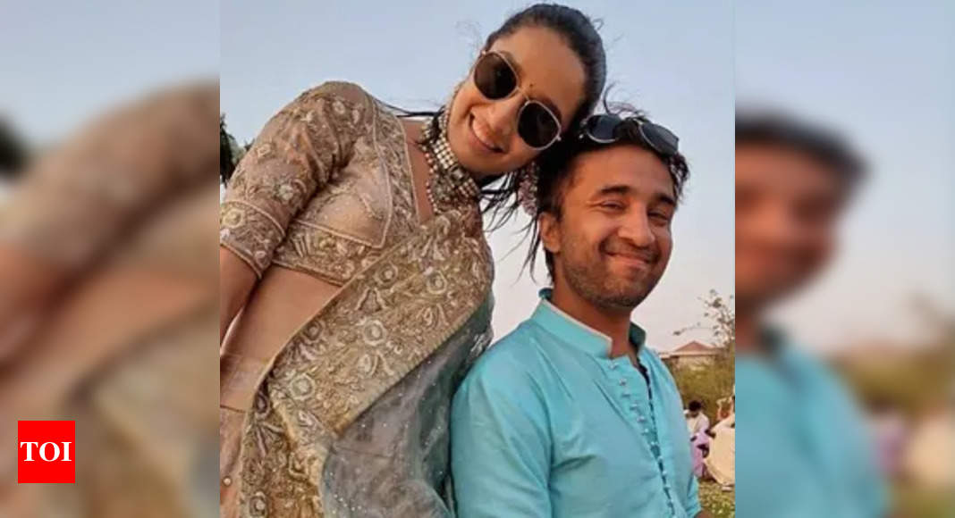 'Gogo ke bacche' Shraddha, Siddhanth pose for a picture