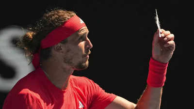 Watch: Bird's feathers delay play at Australian Open, leave Alexander Zverev frustrated