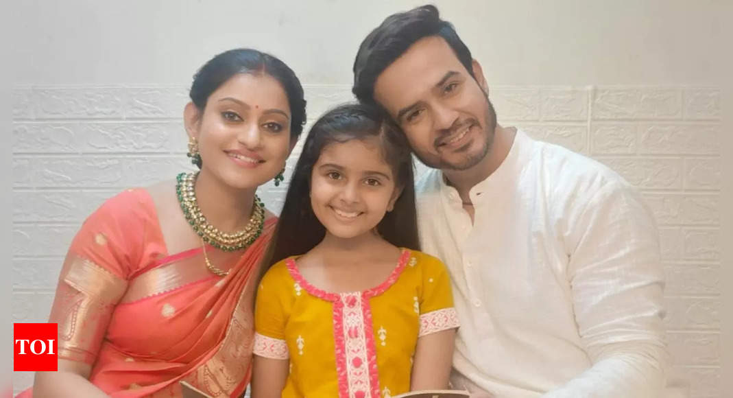 Jagriti-Ek Nayi Subah’s Titiksha Shrivastava on helping out Asmi Deo with her school work, says ‘During our breaks Yash and I sit with her’