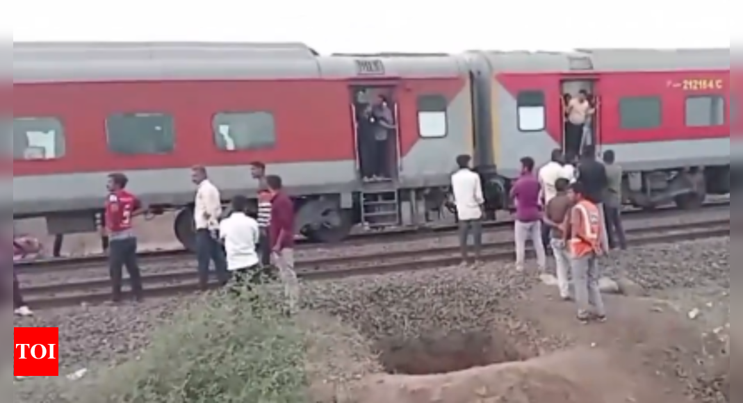 Jalgaon tragedy: 8 dead as passengers jump off train fearing fire, get run over by another