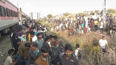 Jalgaon Train Accident: At least 8 persons killed after being hit by train  in Maharashtra's Jalgaon | India News - The Times of India