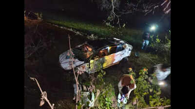 3 killed as speeding car rams into tree | Kanpur News - The Times of India