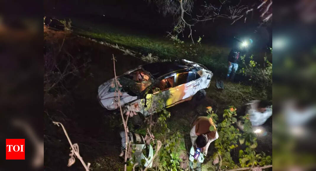 3 killed as speeding car rams into tree - The Times of India