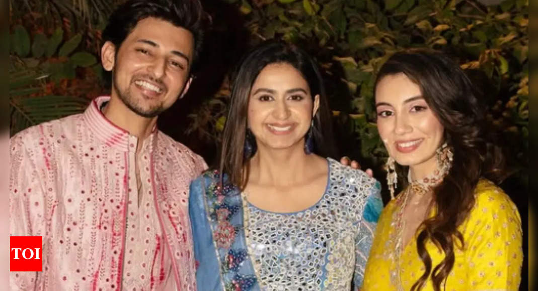 Kinjal Dave steals the show with Garba beats at Darshan Raval’s wedding celebration - WATCH video