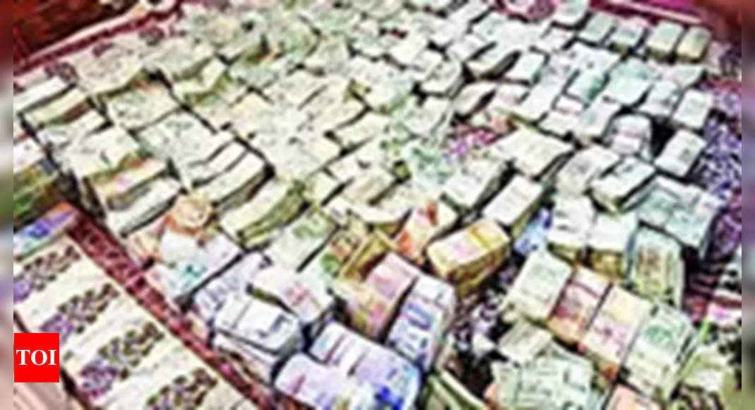 Patna SVU team raids DEO's premises; Rs 2.75cr cash, jewellery seized