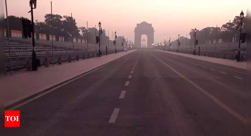 Delhi weather: City wakes up to clear skies, IMD predicts cooler weekend