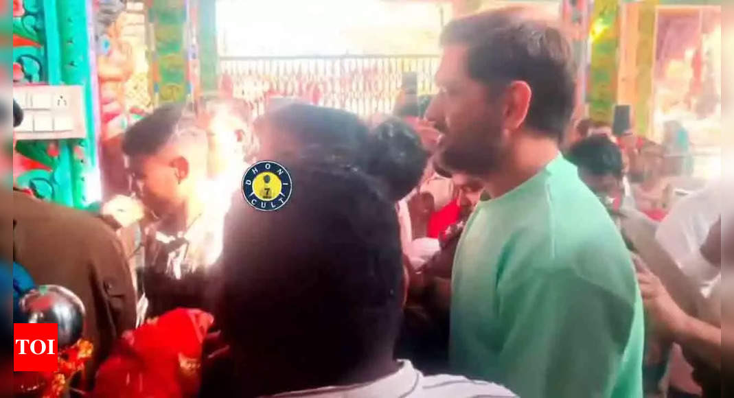 MS Dhoni visits Maa Dewri Mandir in Jharkhand - Watch