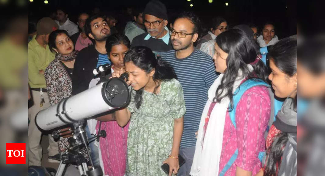 Hundreds visit city planetarium to witness planet parade | Bhubaneswar News