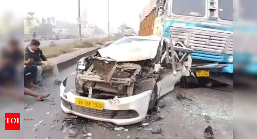 3 hurt as goods vehicle jumps signal, hits cab | Kolkata News - The ...
