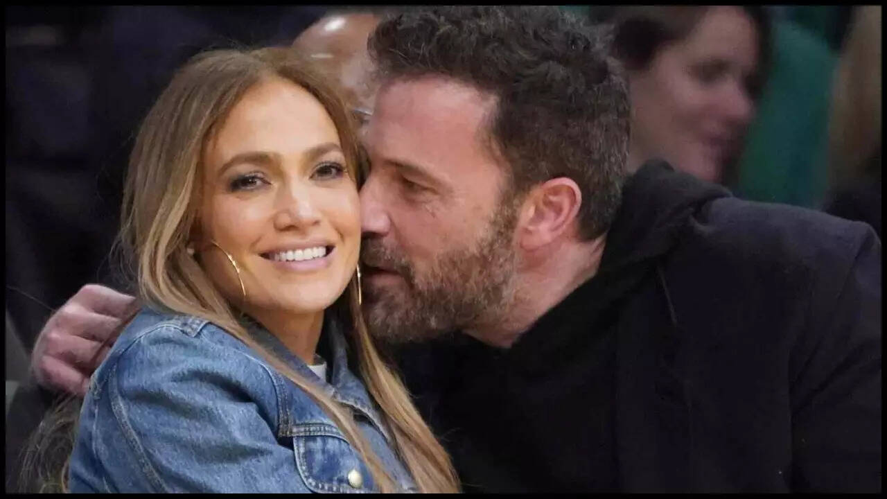 Jennifer Lopez and Ben Affleck to be neighbours again; Actress to buy a $20  million house? | - The Times of India