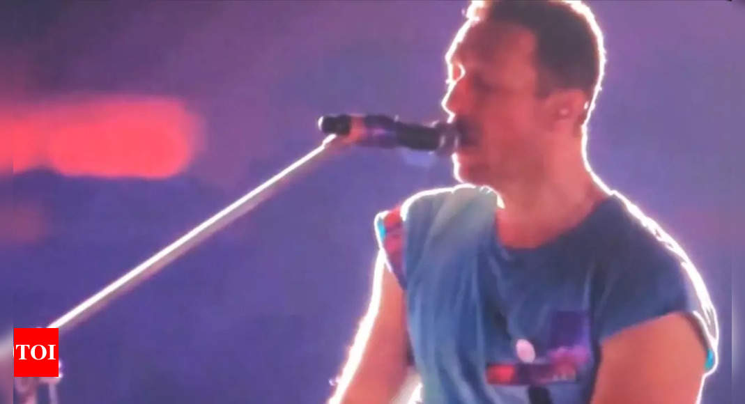 Chris Martin sings 'Vande Mataram' and 'Maa Tujhe Salaam' on India’s 76th Republic Day at Coldplay’s Ahmedabad concert