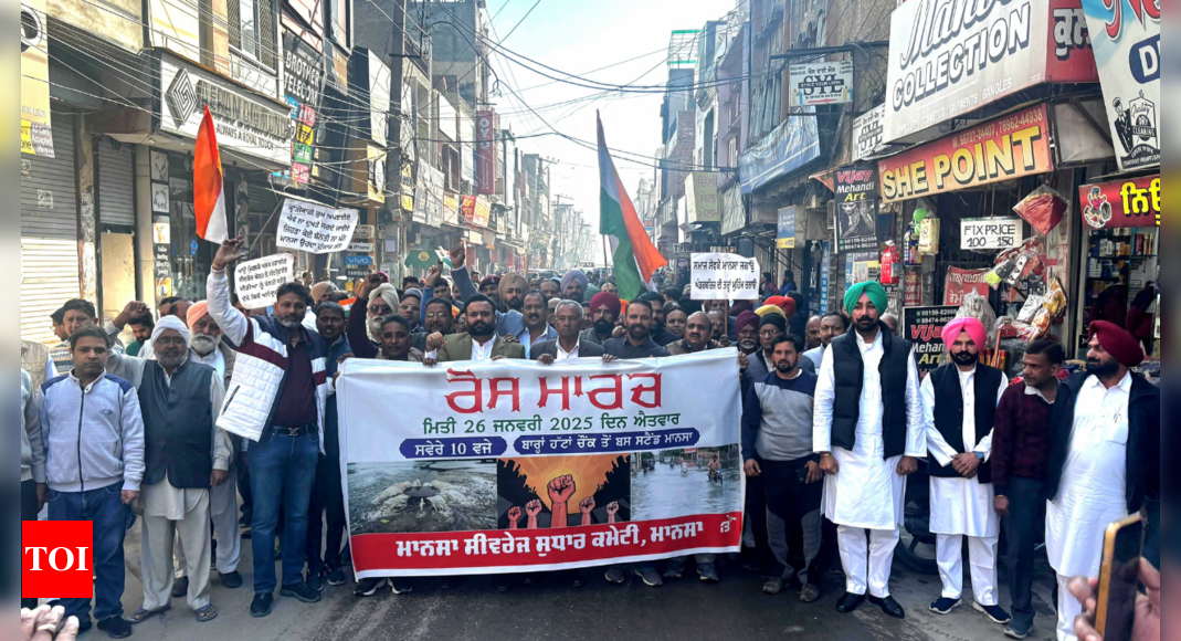 Angry over sewage issues, Mansa residents held protests for long lasting solution on Republic Day