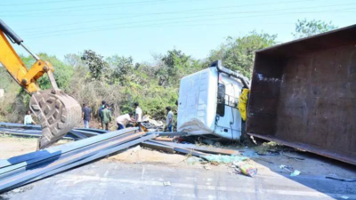 4 killed, 3 hurt as iron girders fall on autos in Warangal | Hyderabad News – The Times of India