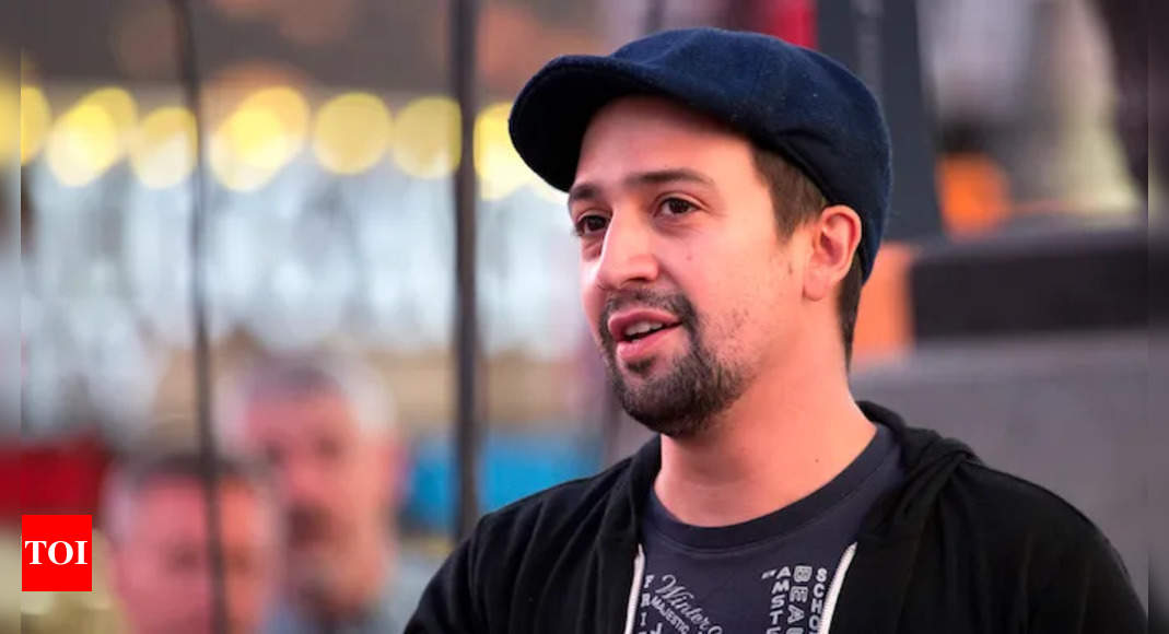 Lin-Manuel Miranda surprises fans as Alexander Hamilton on Saturday Night Live