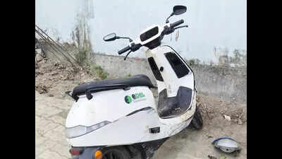 Scooter hits divider, delivery girl dies