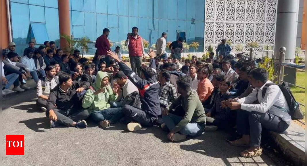 CUJ students protest after finding ‘rat’ in mess food | Ranchi News ...
