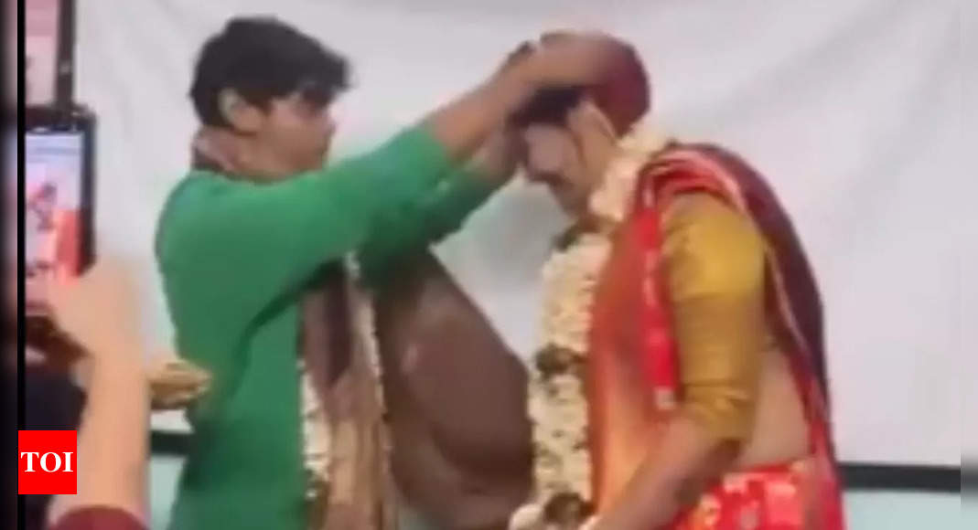 Watch: West Bengal professor 'weds' student in class, faces inquiry