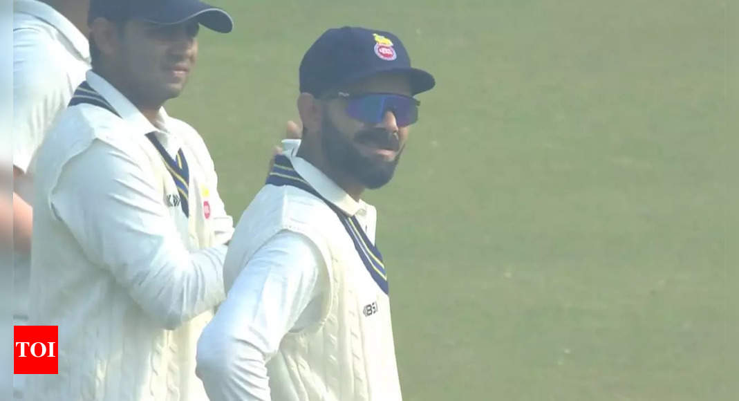 Ranji Trophy Live: Fan runs in to touch Kohli's feet