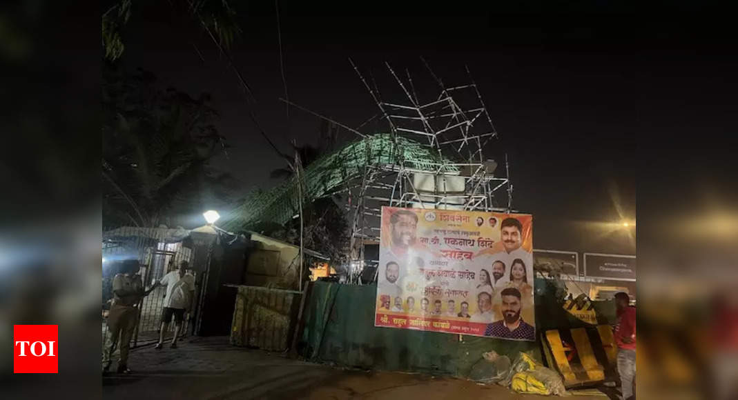 Metro pier reinforcement collapses in Mumbai's Chembur society