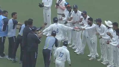 Wriddhiman Saha's Final Bow: Teammates give guard of honour in farewell match. Watch