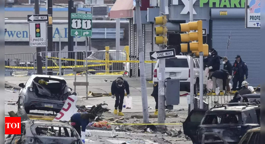 Toll rises to 7 dead, 19 hurt in Philadelphia plane crash