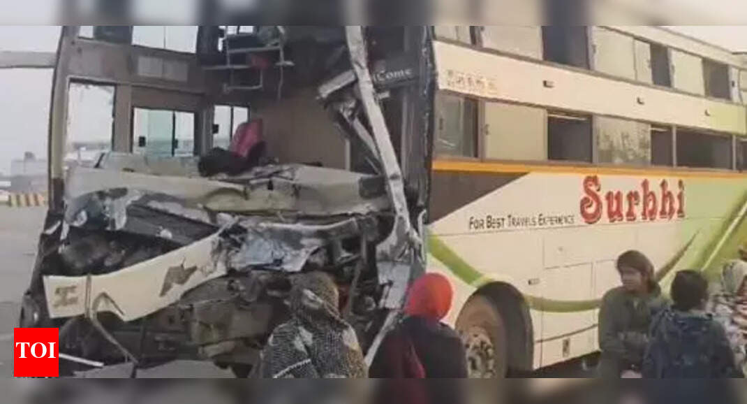 One killed, 22 injured as bus rams into truck | Kanpur News - The Times ...