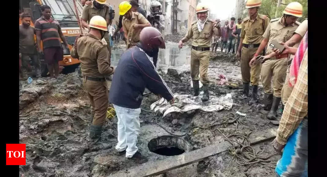 Days after SC ban on manual scavenging,3 die in Kolkata manhole