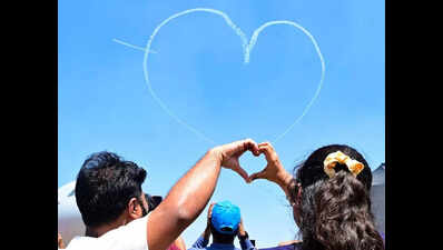 Love in air: When jets painted heart as big as 500 football fields ...