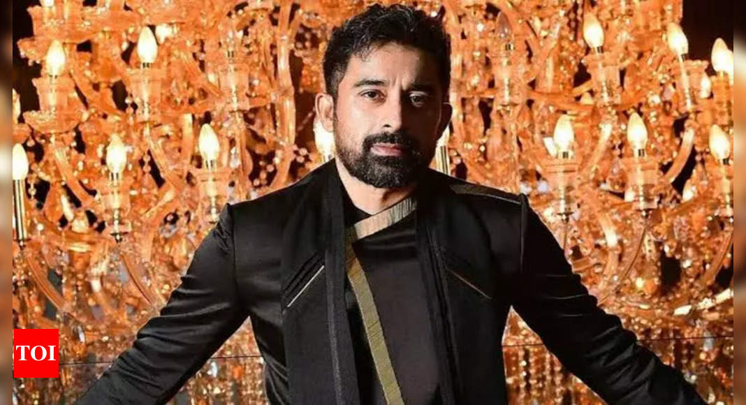 Roadies XX: Rannvijay Singha breaks down emotionally after a contestant talks about his family struggles; says, “I think I need to see a therapist”