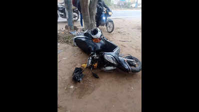 Woman (35) dies, Subedar husband injured as car rams scooter in Gurgaon ...
