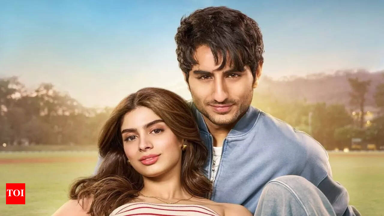 Juda kalta yubka kiygan qizlar va u yerda dumba bor