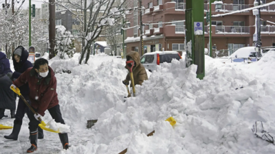 Heavy snow hits northern Japan, disrupting daily life