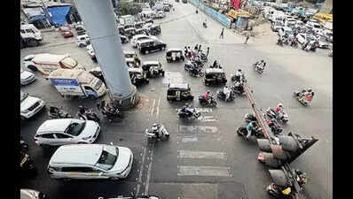 Motorist dies as car jumps divider, hits tourist bus in Mumbai