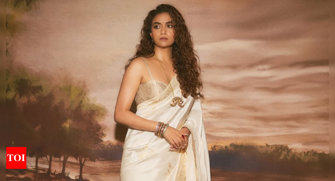 Keerthy Suresh’s ivory saree looks like an untouched portrait from a bygone era