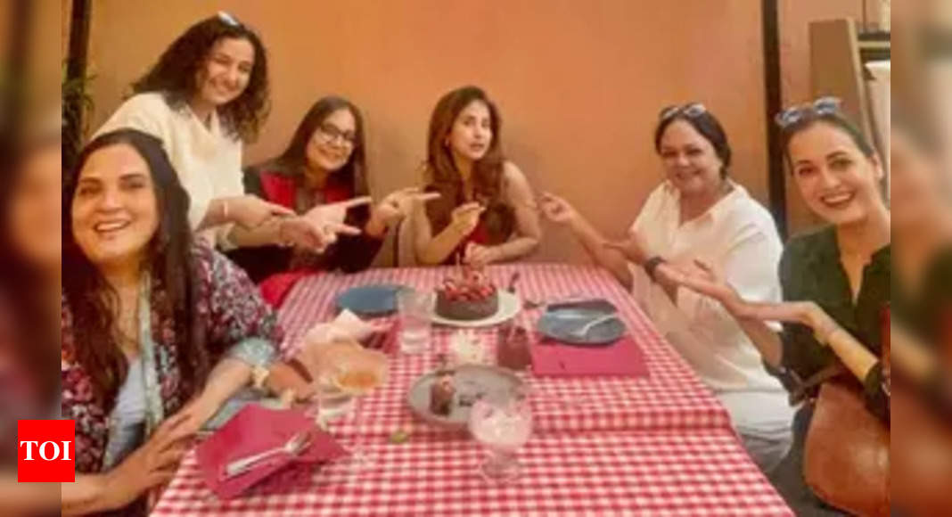 Shabana Azmi, Divya Dutta, Richa, Dia Mirza, and Tanvi Azmi reunite for Urmila Matondkar's birthday