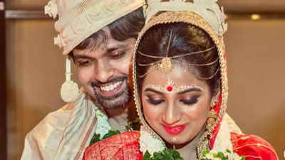 Shreya Ghoshal shares unseen pictures with husband Shiladitya Mukhopadhyaya on their 10th wedding anniversary:‘Still remember this day’ | Hindi Movie News