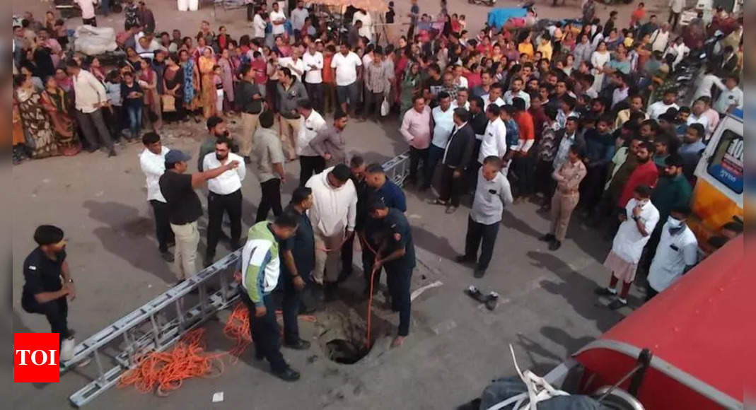 2-year-old boy fall into manhole in Surat, search operation on