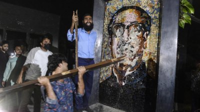 Protesters attack Sheikh Mujibur Rahman memorial museum in Dhaka – The Times of India