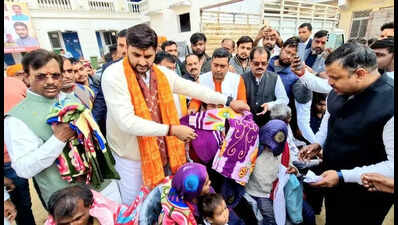 Rajnath’s team hands over blankets to the needy