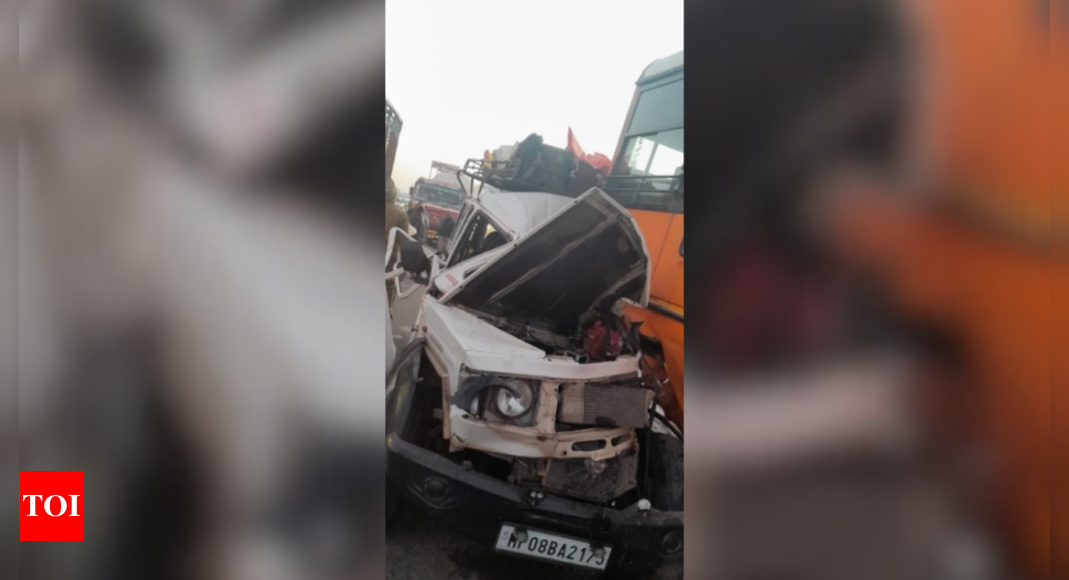 2 dead, 10 injured as traveler jeep collides with bus on Kanpur-Lucknow highway