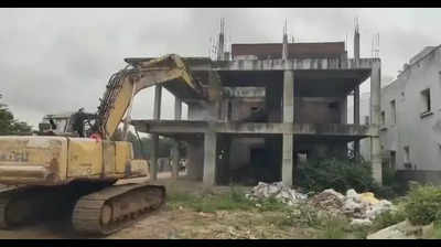 After illegal villa razed by HYDRAA, owner files case against builder for cheating