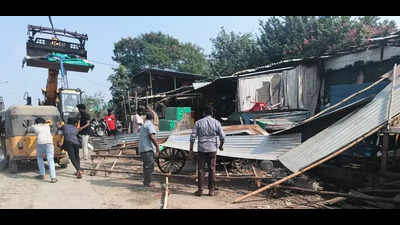 GCC removes the encroachment from the flower sellers on the road Sardar Pavel