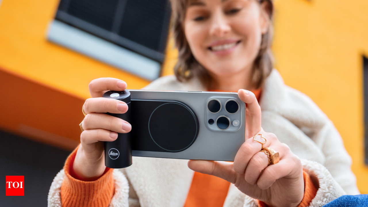 Leica's LUX Grip turns your iPhone into an old-school camera - The