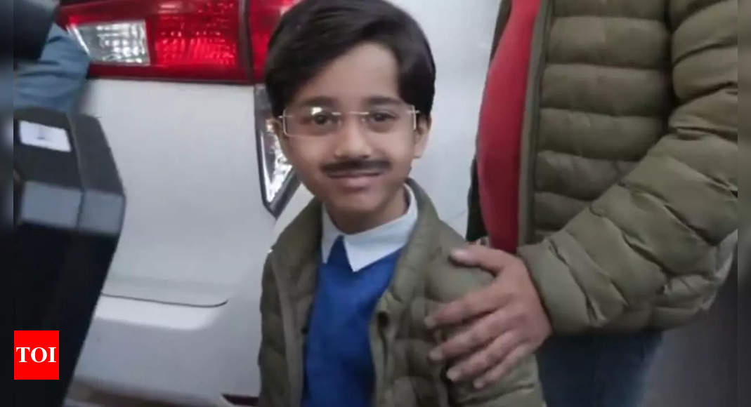 'Mini Kejriwal' Avyan Tomar rocks AAP leader's iconic look on result day; watch viral video