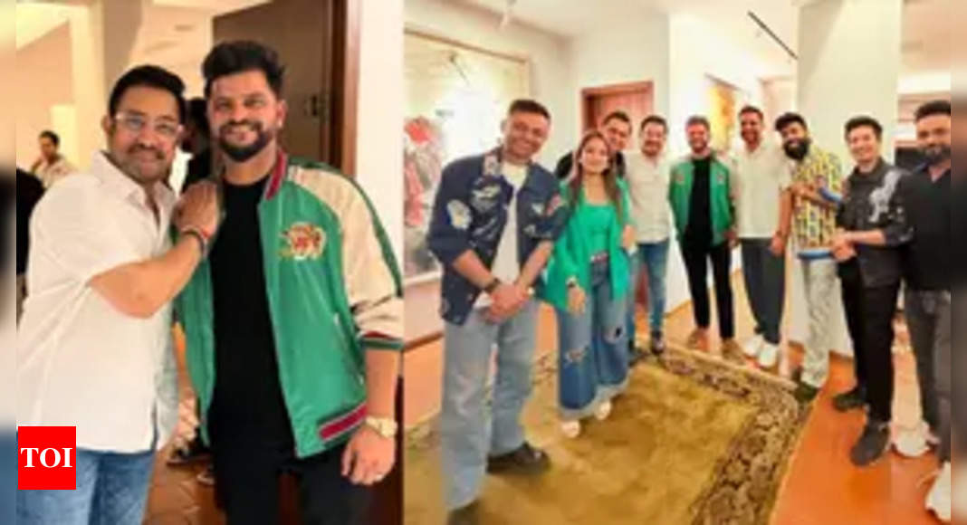 Suresh Raina enjoys a fanboy moment with Aamir Khan