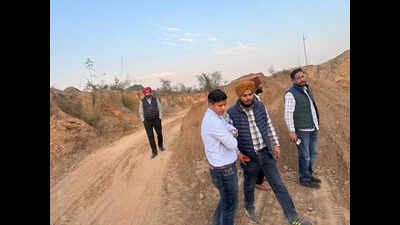 Derabassi SDM inspects Banur Weir desilting site