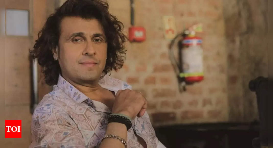 Sonu Nigam lost his cool over audience disruptions in a Kolkata concert; Shouts, 'If you want to stand, contest in elections!'