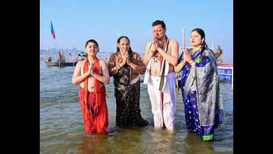 U’khand CM takes holy dip at Sangam