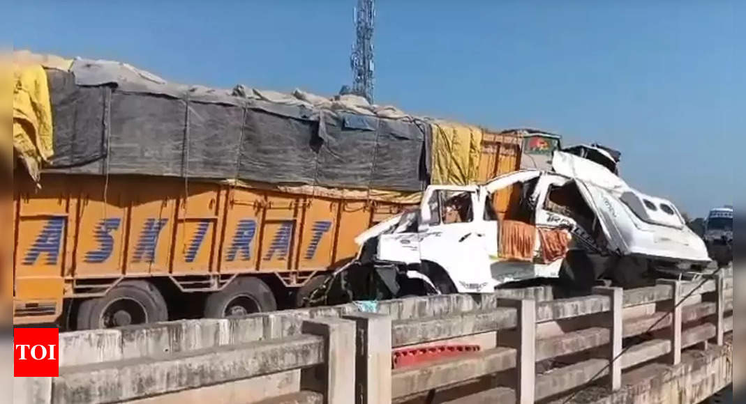 7 killed, several injured in collision between mini-bus and truck in MP