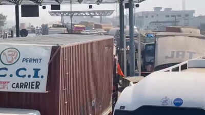 Maha Kumbh Traffic Jam: Kumbh pilgrims stuck in 10 km traffic jam ...